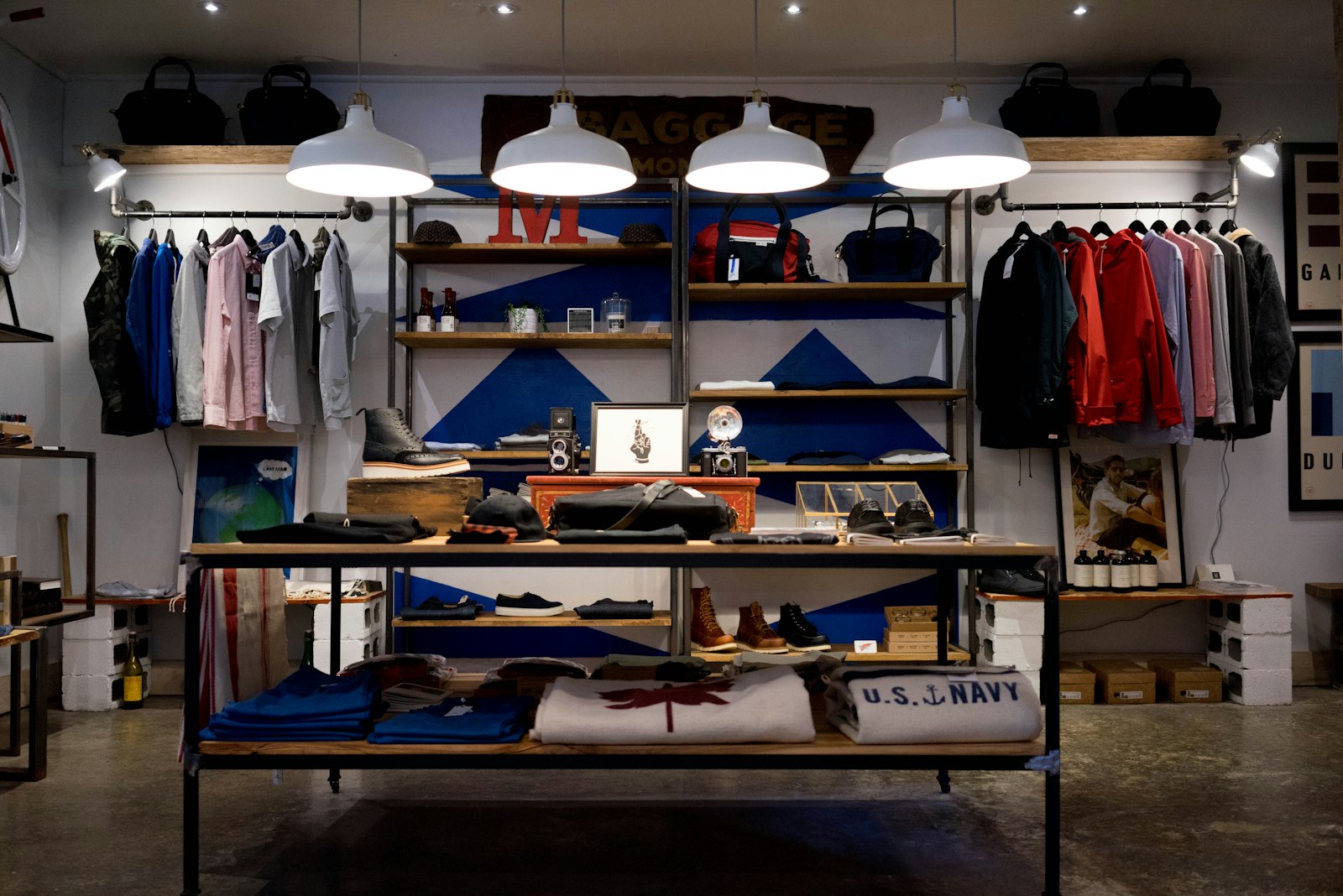 Interno di un negozio di abbigliamento con capi esposti