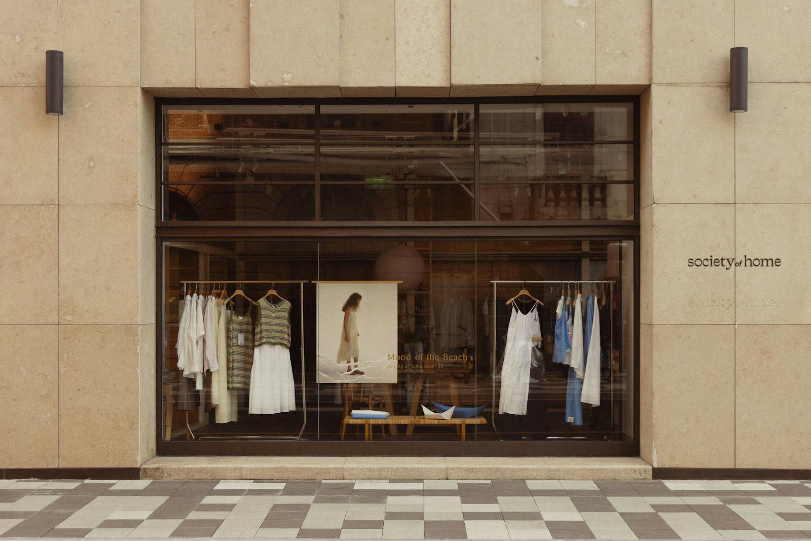 Vetrina di un negozio di abbigliamento con cartelli sconti