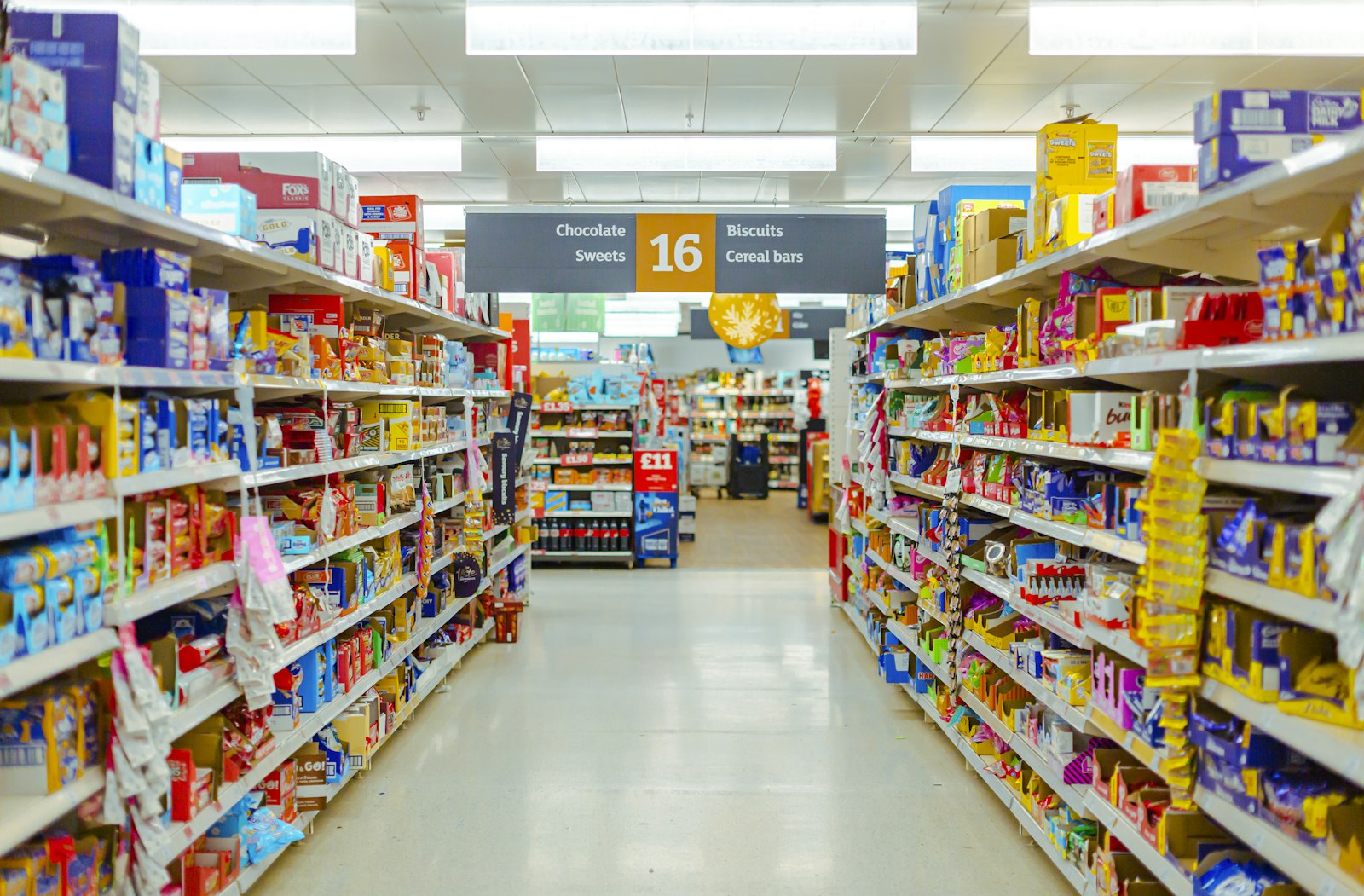 Prodotti confezionati sugli scaffali di un alimentari