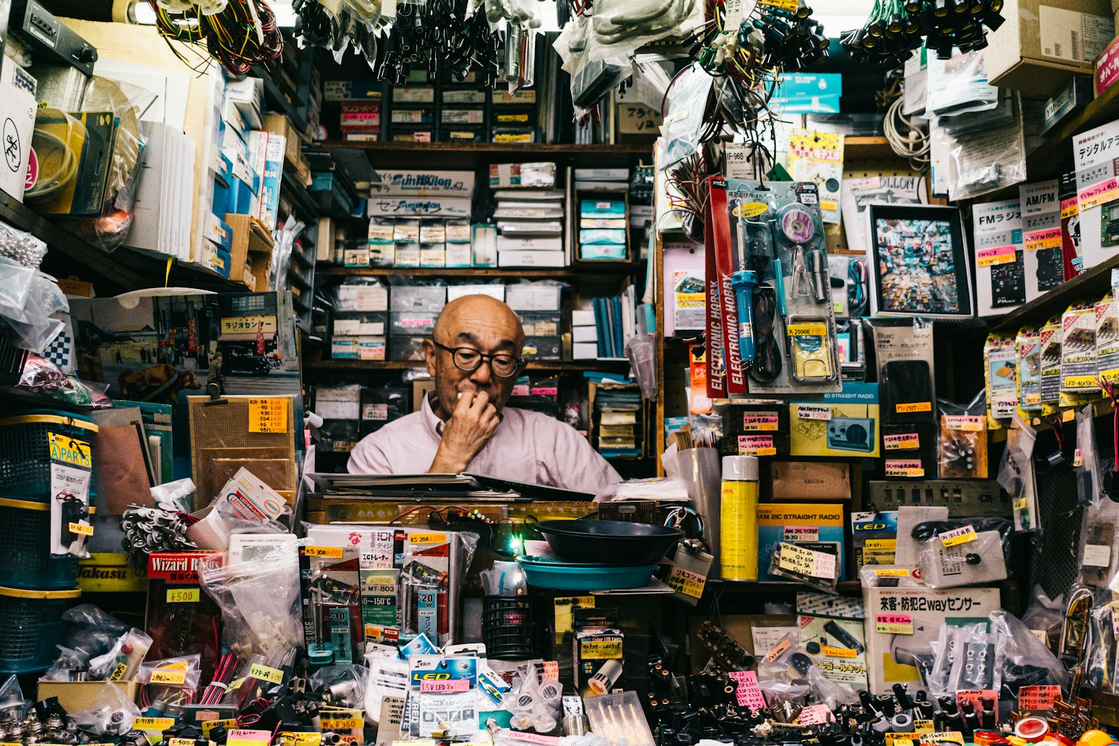Accessori e apparecchi elettronici in un negozio