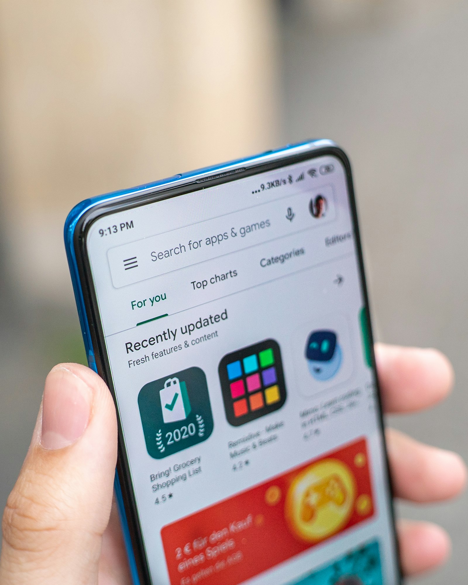 Smartphone esposti in un negozio di elettronica